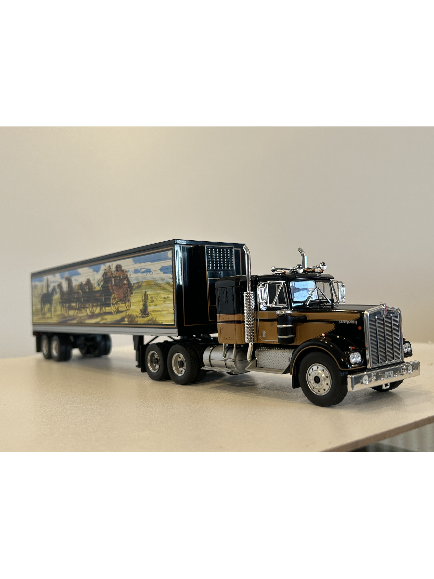 Kenworth W925 Smokey and the Bandit 1977 1:43 WERK83 – Camión clásico USA con remolque decorado de película  2
