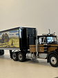 Kenworth W925 Smokey and the Bandit 1977 1:43 WERK83 – Camión clásico USA con remolque decorado de película  - Miniatura 2