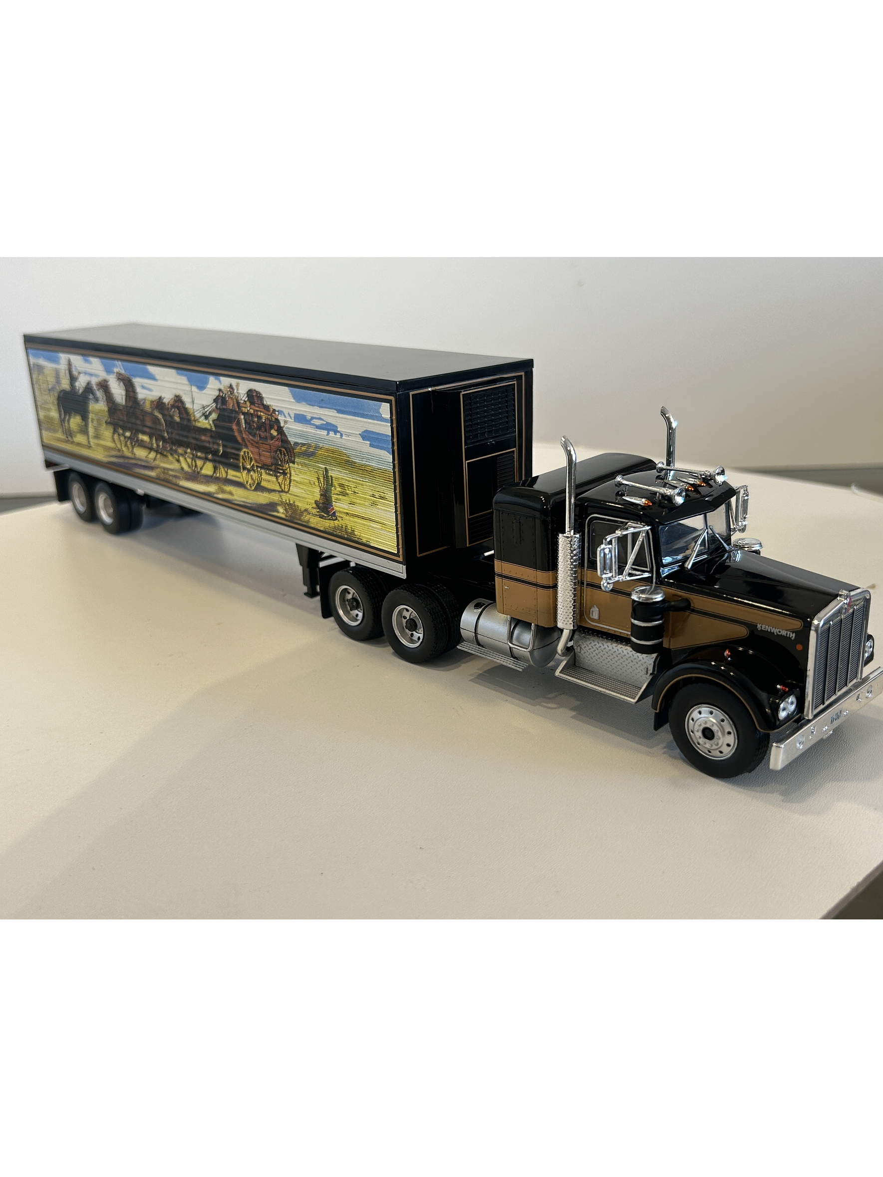 Kenworth W925 Smokey and the Bandit 1977 1:43 WERK83 – Camión clásico USA con remolque decorado de película  3