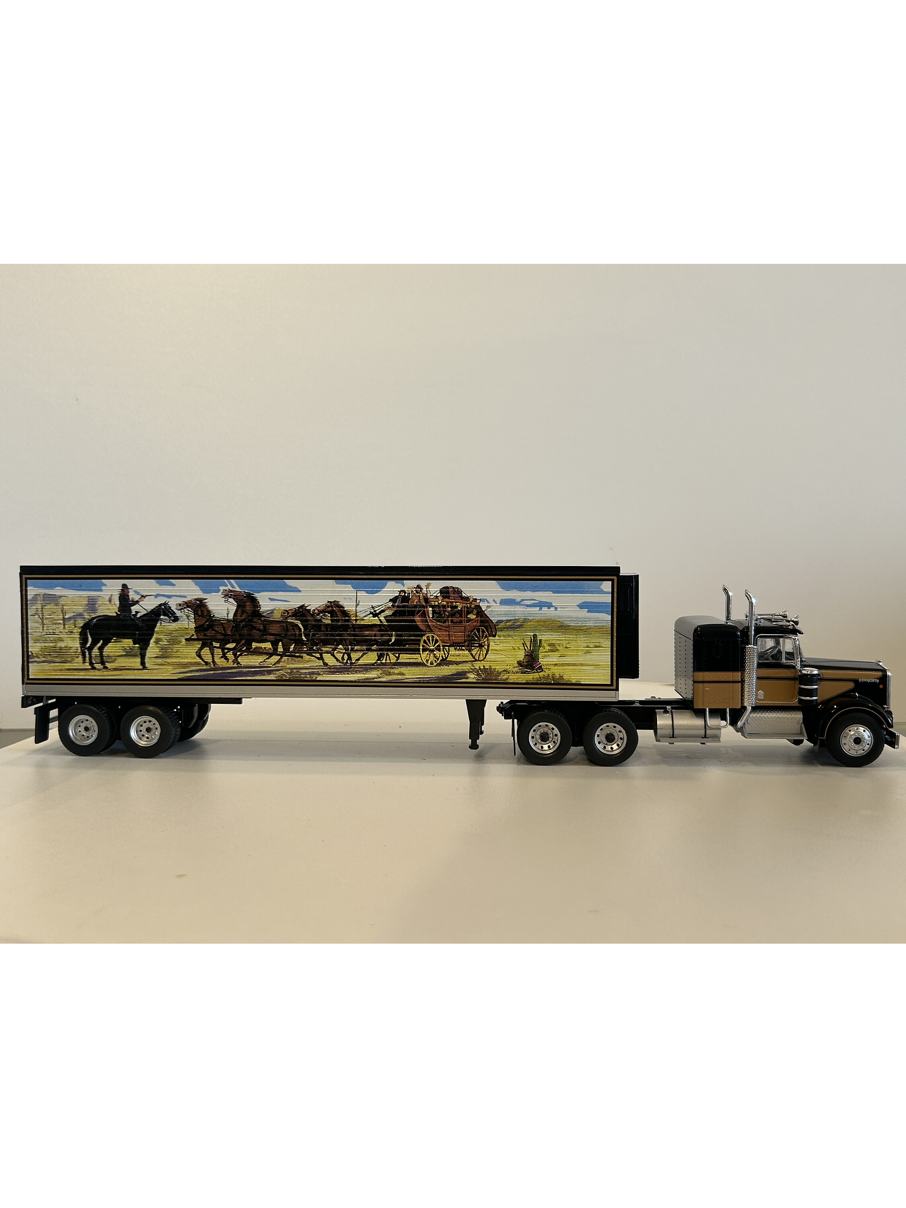 Kenworth W925 Smokey and the Bandit 1977 1:43 WERK83 – Camión clásico USA con remolque decorado de película  4