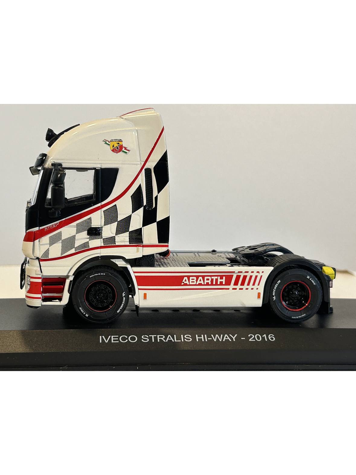 Iveco Stralis Hi-Way 2016 Abarth 1:43 Hachette – Camión tuning europeo de colección  9