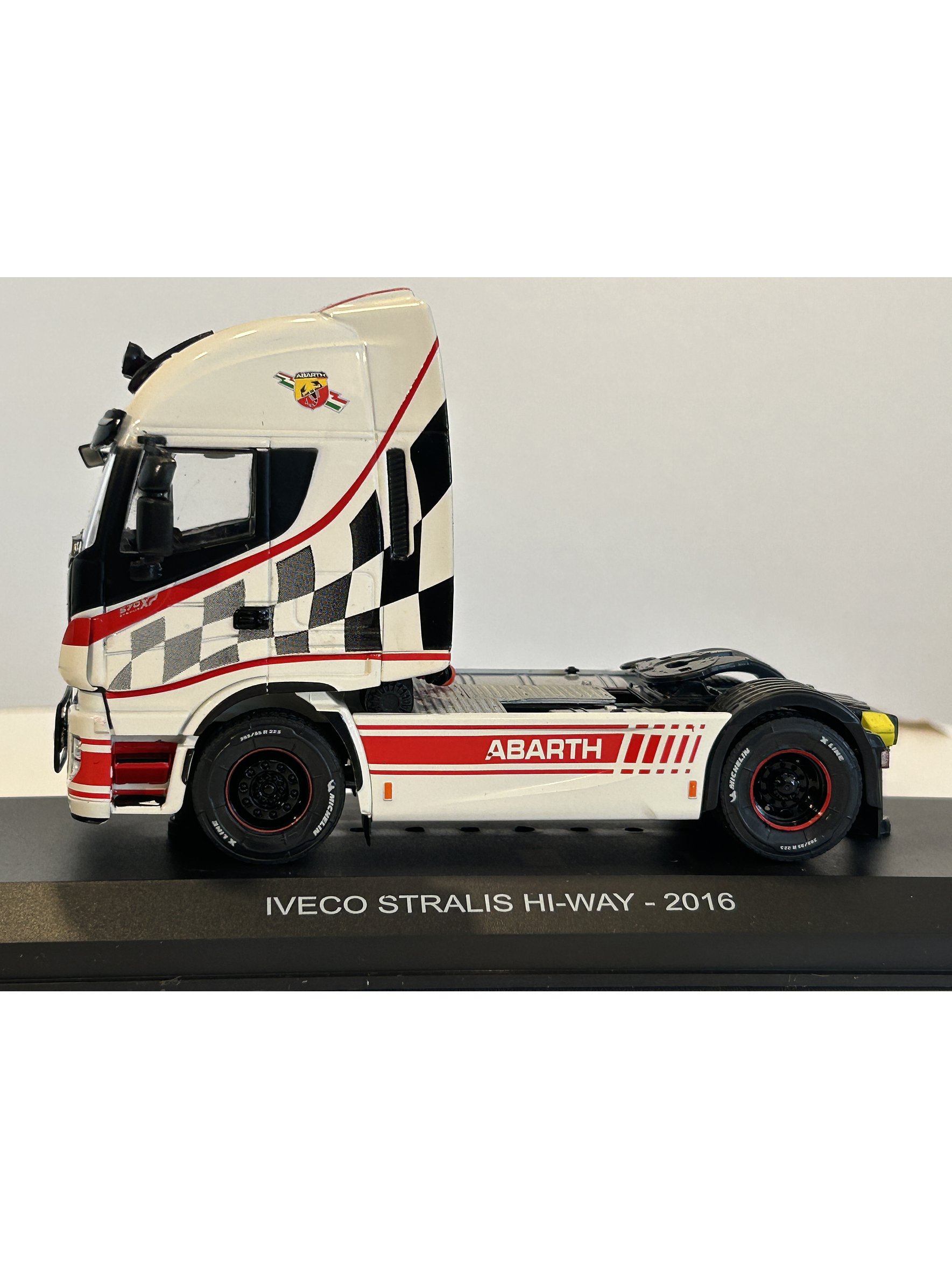 Iveco Stralis Hi-Way 2016 Abarth 1:43 Hachette – Camión tuning europeo de colección  9