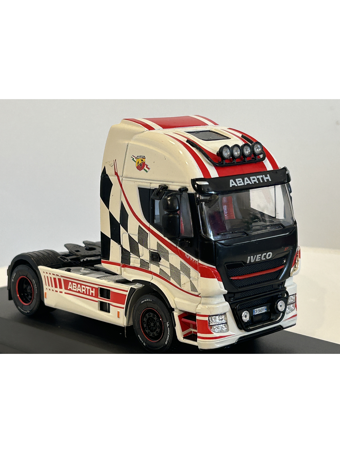 Iveco Stralis Hi-Way 2016 Abarth 1:43 Hachette – Camión tuning europeo de colección  4