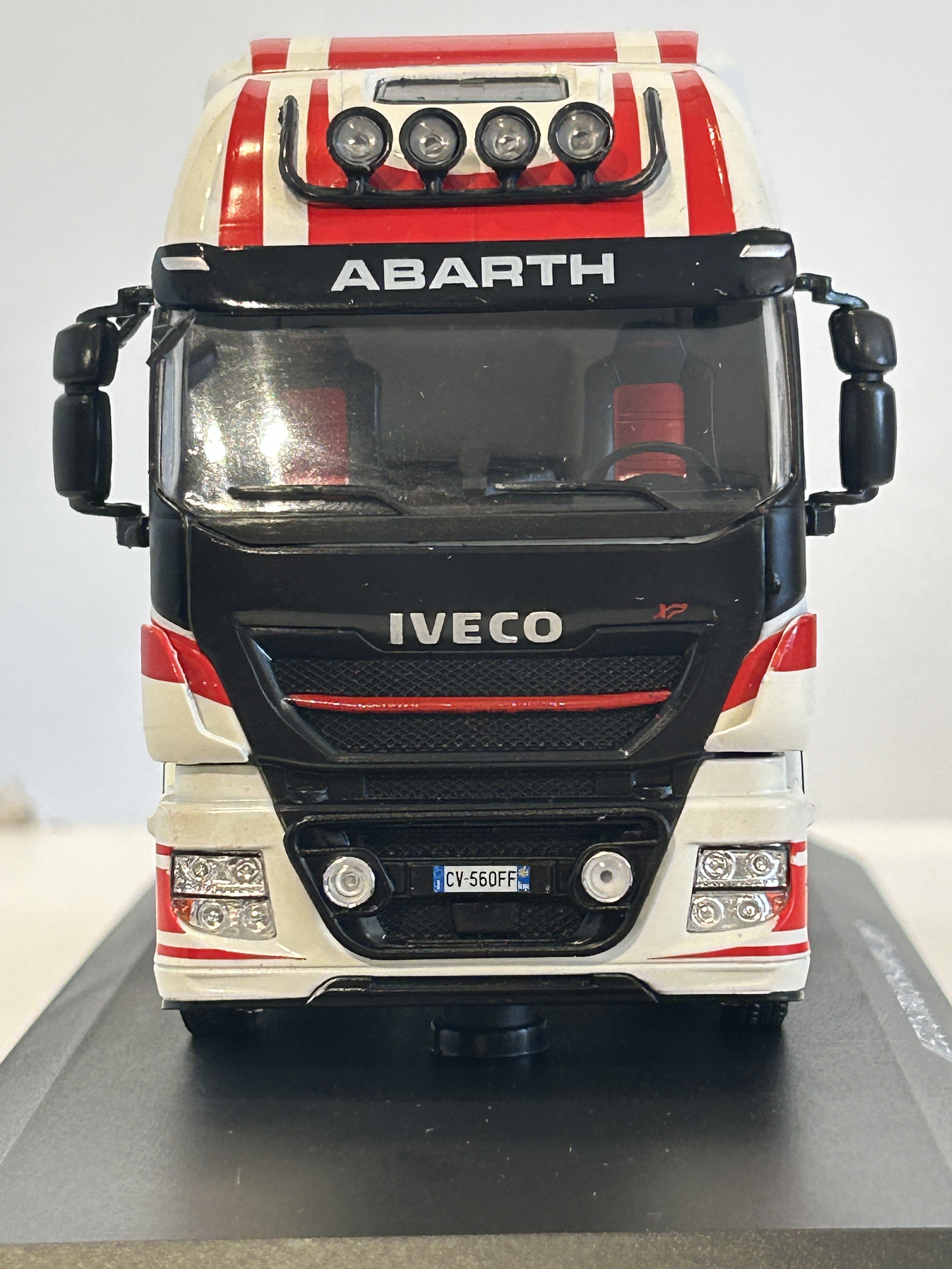 Iveco Stralis Hi-Way 2016 Abarth 1:43 Hachette – Camión tuning europeo de colección  2