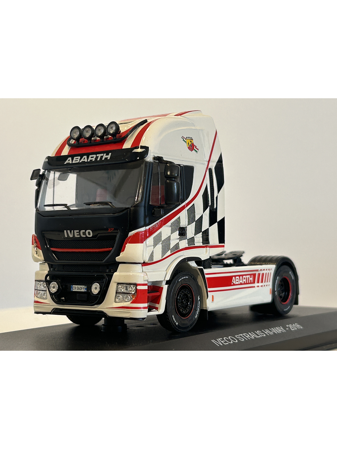 Iveco Stralis Hi-Way 2016 Abarth 1:43 Hachette – Camión tuning europeo de colección  1