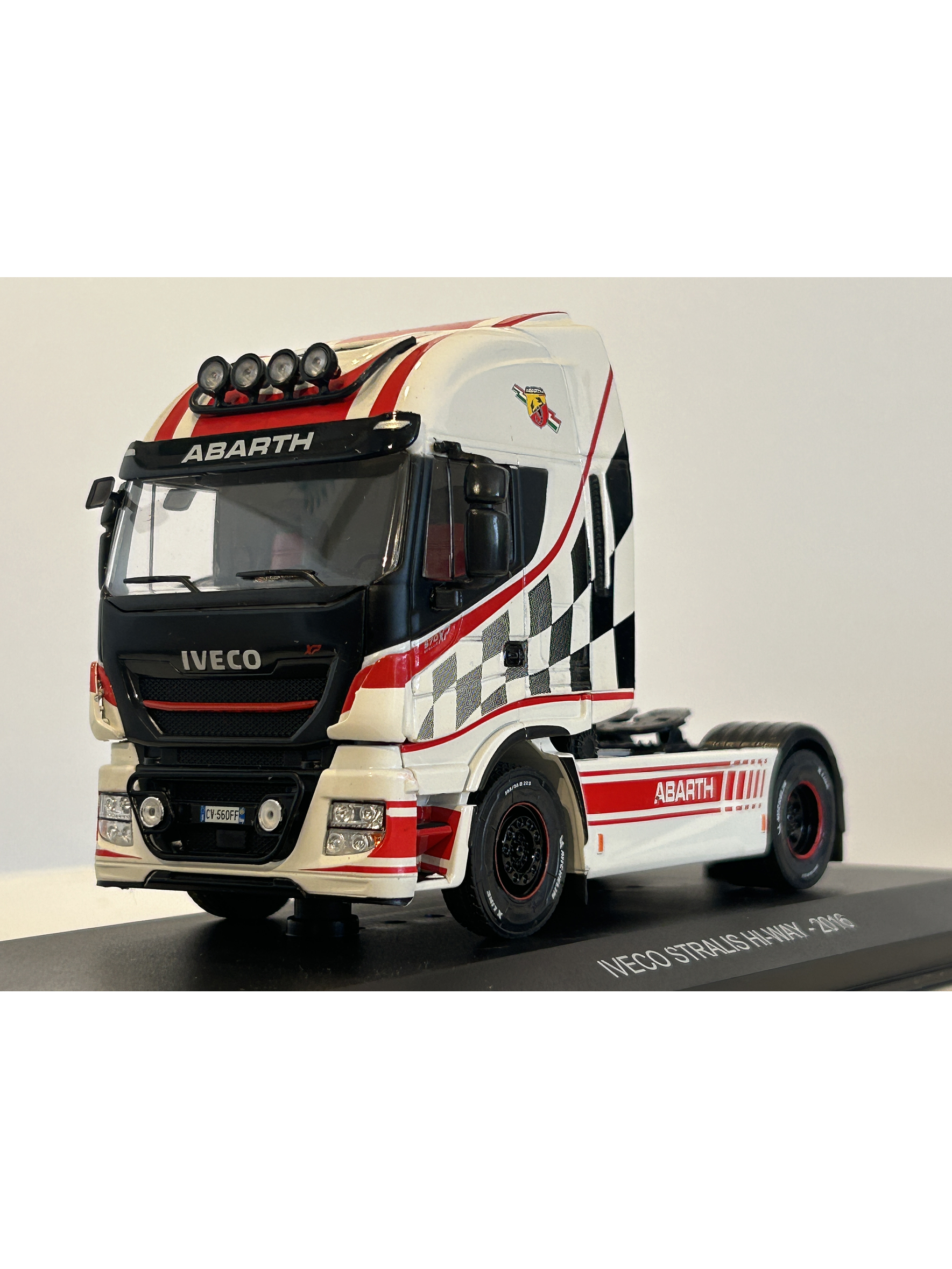 Iveco Stralis Hi-Way 2016 Abarth 1:43 Hachette – Camión tuning europeo de colección  1