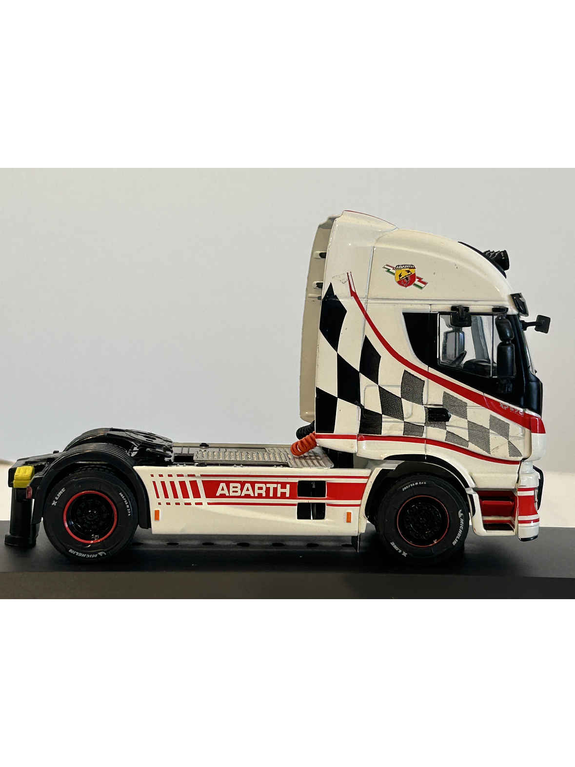 Iveco Stralis Hi-Way 2016 Abarth 1:43 Hachette – Camión tuning europeo de colección  3