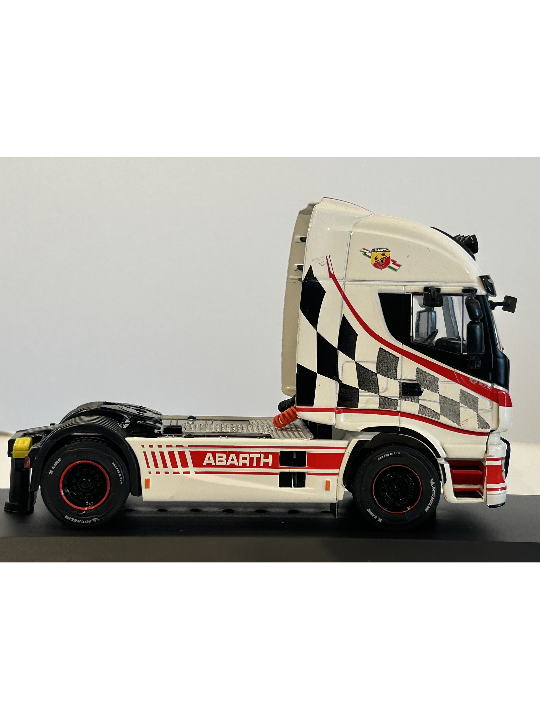 Iveco Stralis Hi-Way 2016 Abarth 1:43 Hachette – Camión tuning europeo de colección  3