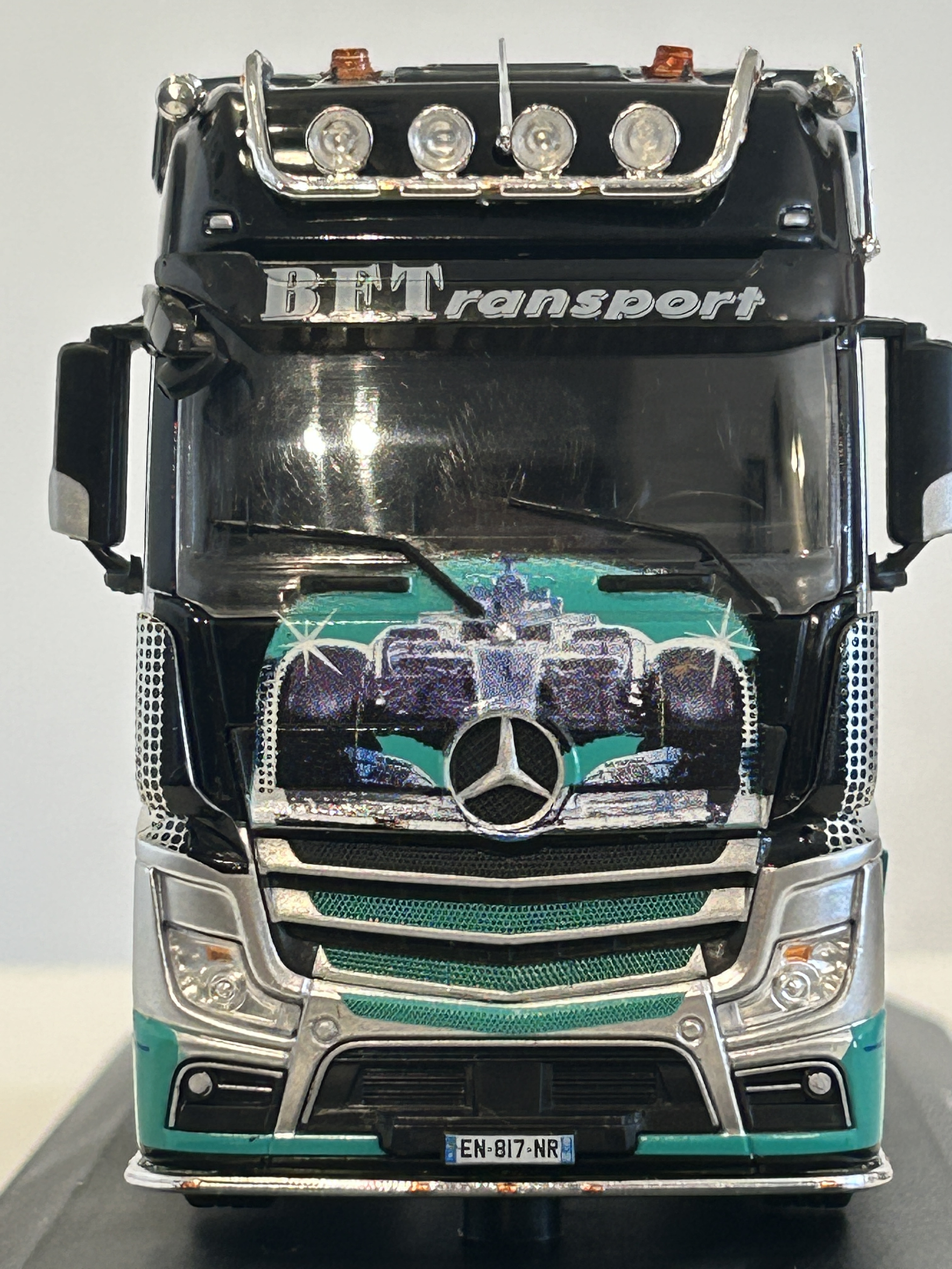 Camión Mercedes-Benz Actros MP4 2012 AMG Petronas F1 Team 1:43 Hachette – Mercedes F1 de colección 2
