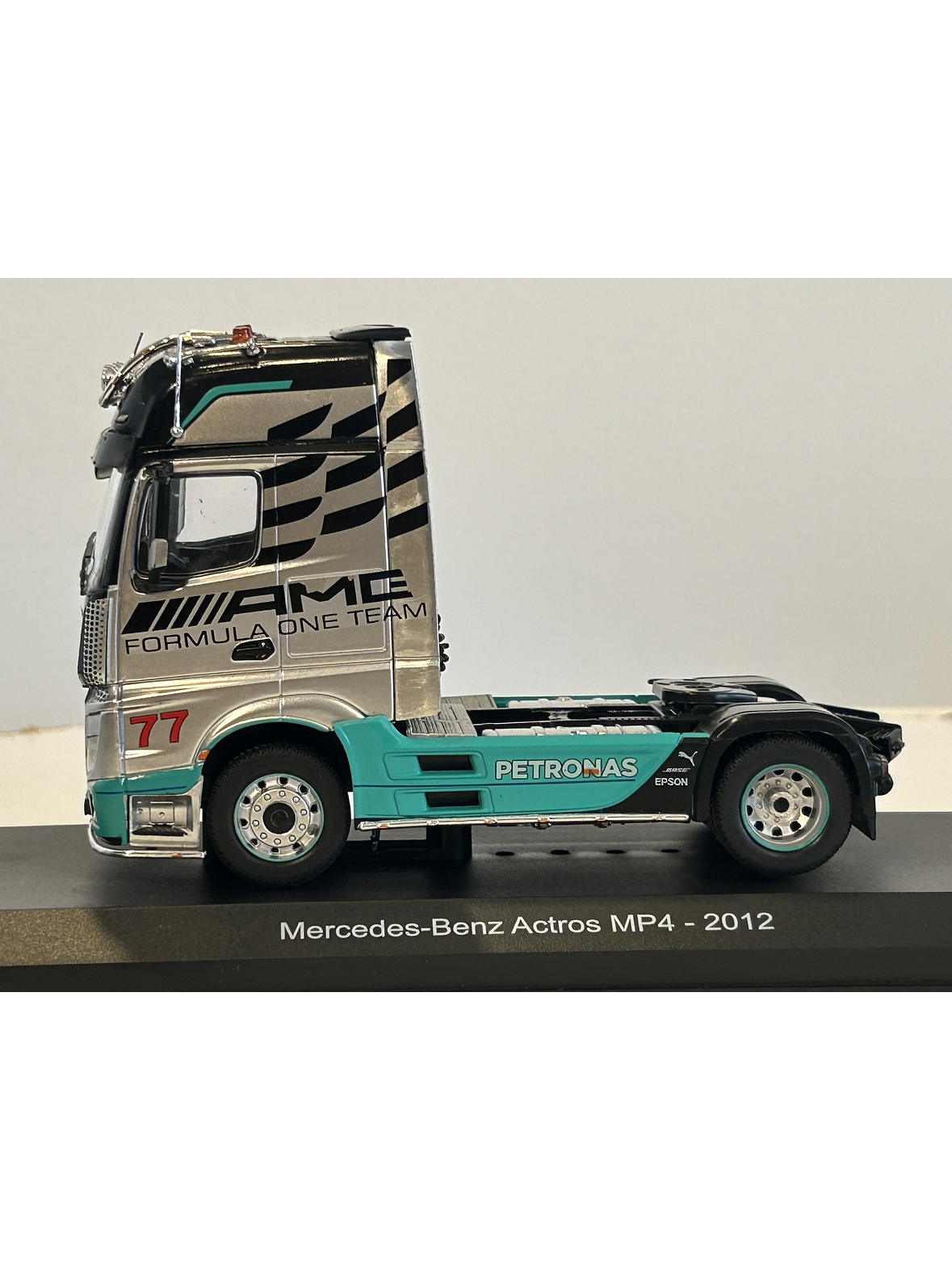 Camión Mercedes-Benz Actros MP4 2012 AMG Petronas F1 Team 1:43 Hachette – Mercedes F1 de colección 9
