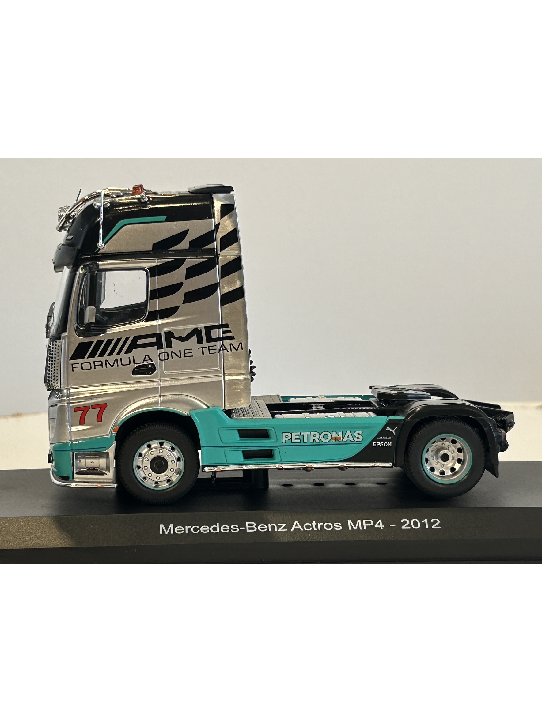 Camión Mercedes-Benz Actros MP4 2012 AMG Petronas F1 Team 1:43 Hachette – Mercedes F1 de colección 9