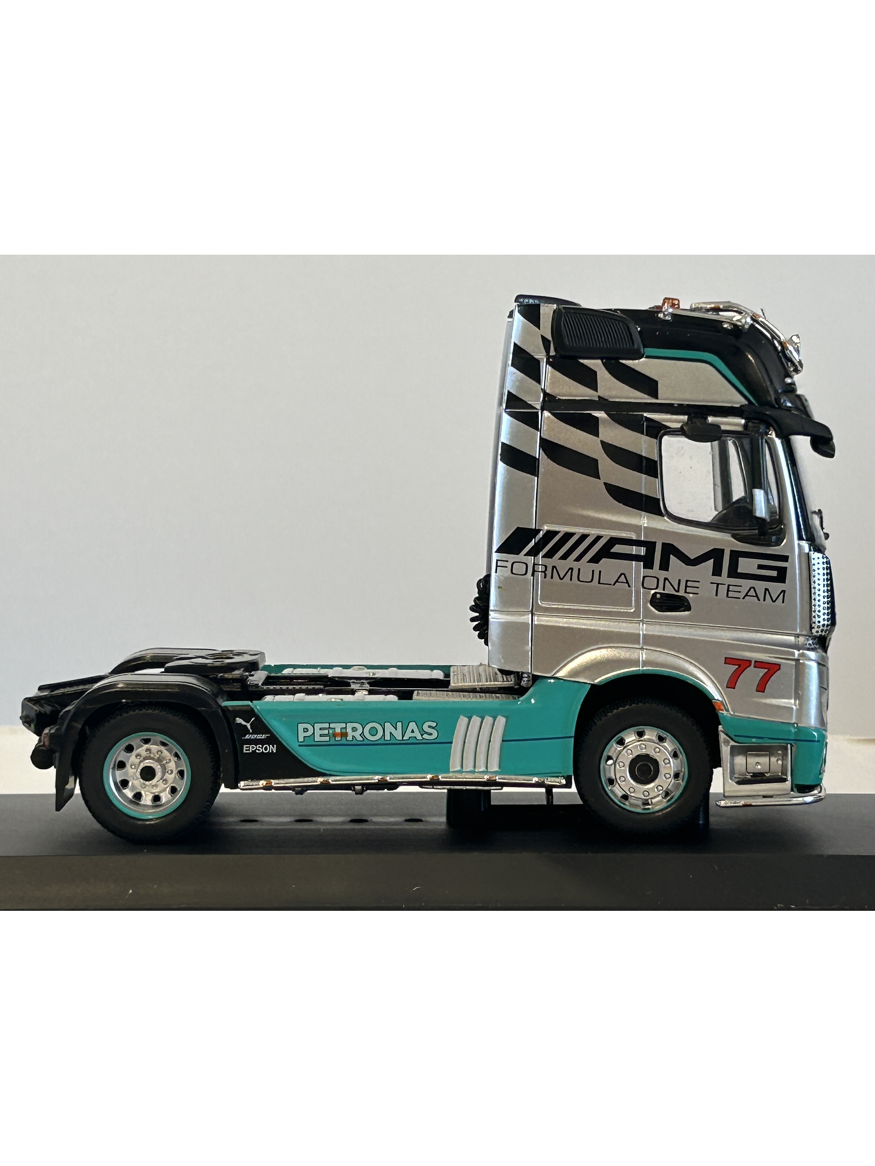 Camión Mercedes-Benz Actros MP4 2012 AMG Petronas F1 Team 1:43 Hachette – Mercedes F1 de colección 6