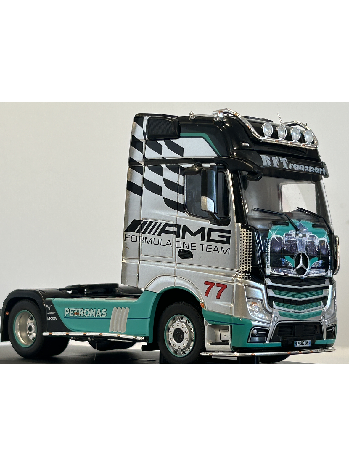 Camión Mercedes-Benz Actros MP4 2012 AMG Petronas F1 Team 1:43 Hachette – Mercedes F1 de colección 4