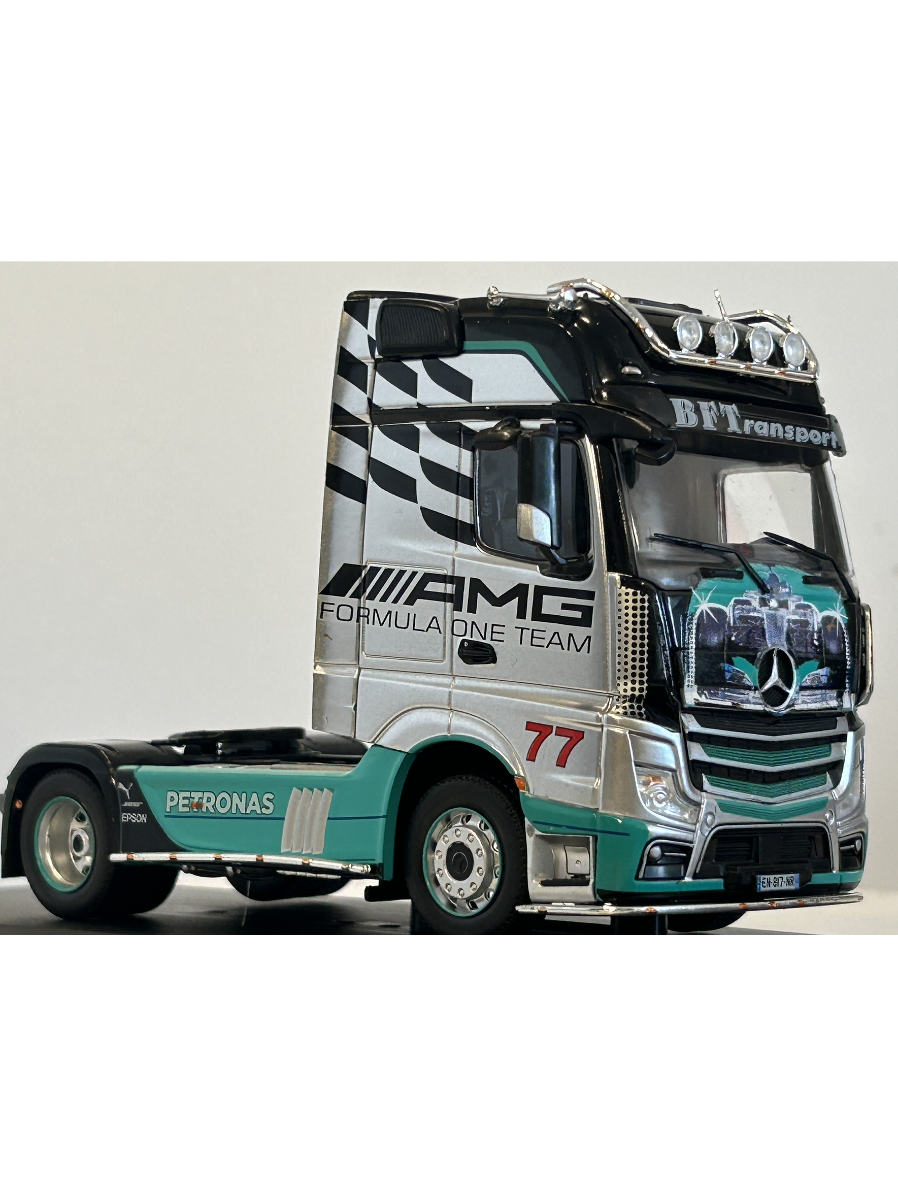 Camión Mercedes-Benz Actros MP4 2012 AMG Petronas F1 Team 1:43 Hachette – Mercedes F1 de colección 4