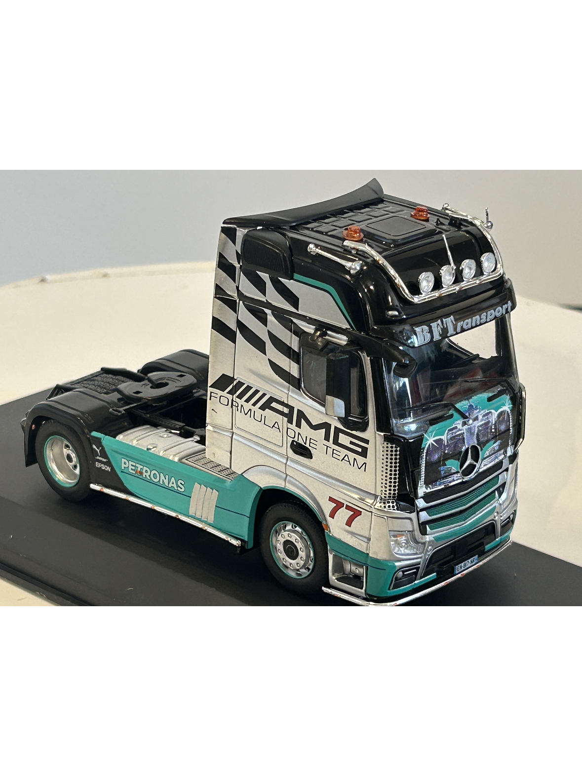 Camión Mercedes-Benz Actros MP4 2012 AMG Petronas F1 Team 1:43 Hachette – Mercedes F1 de colección 3