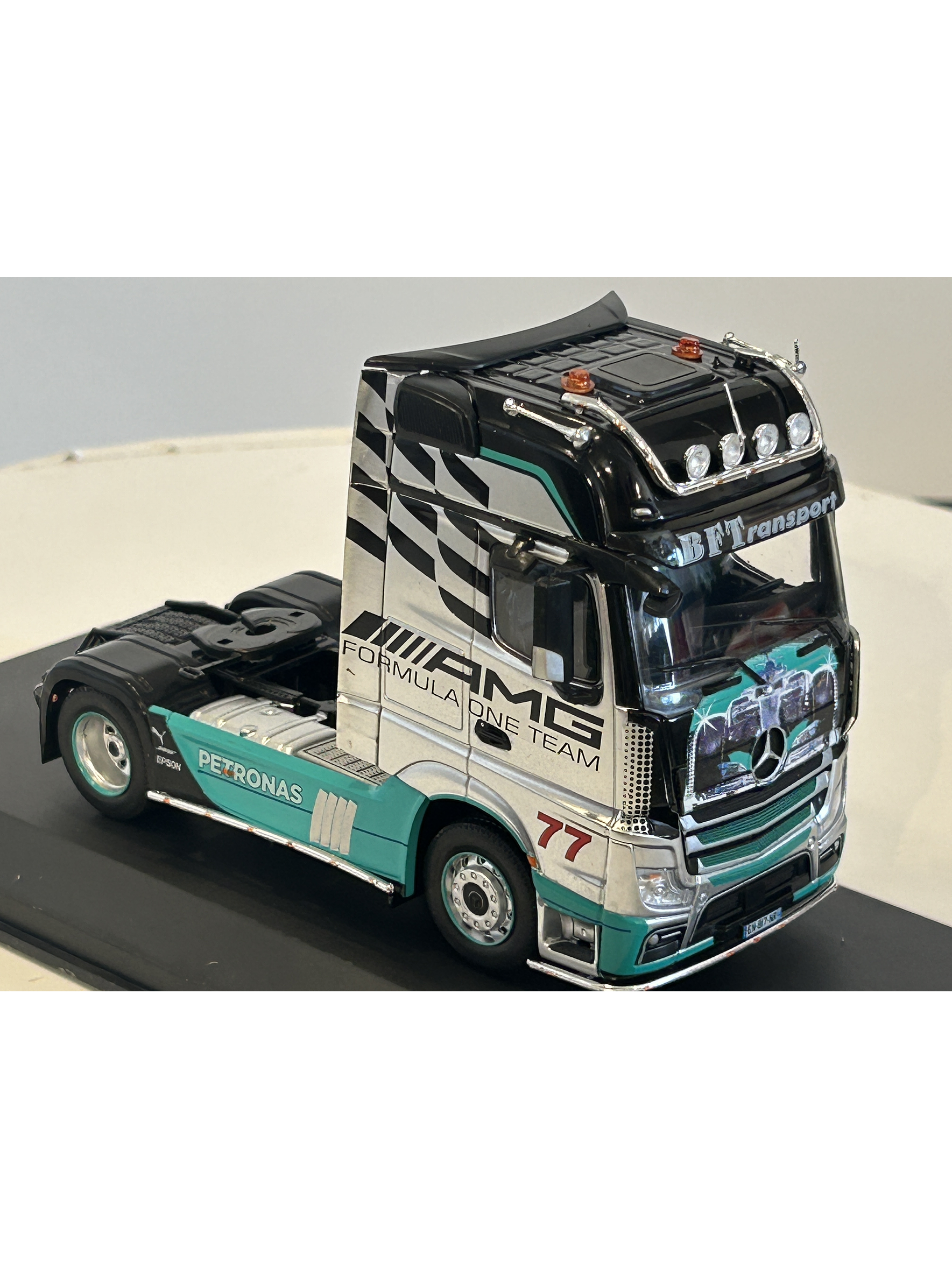Camión Mercedes-Benz Actros MP4 2012 AMG Petronas F1 Team 1:43 Hachette – Mercedes F1 de colección 3