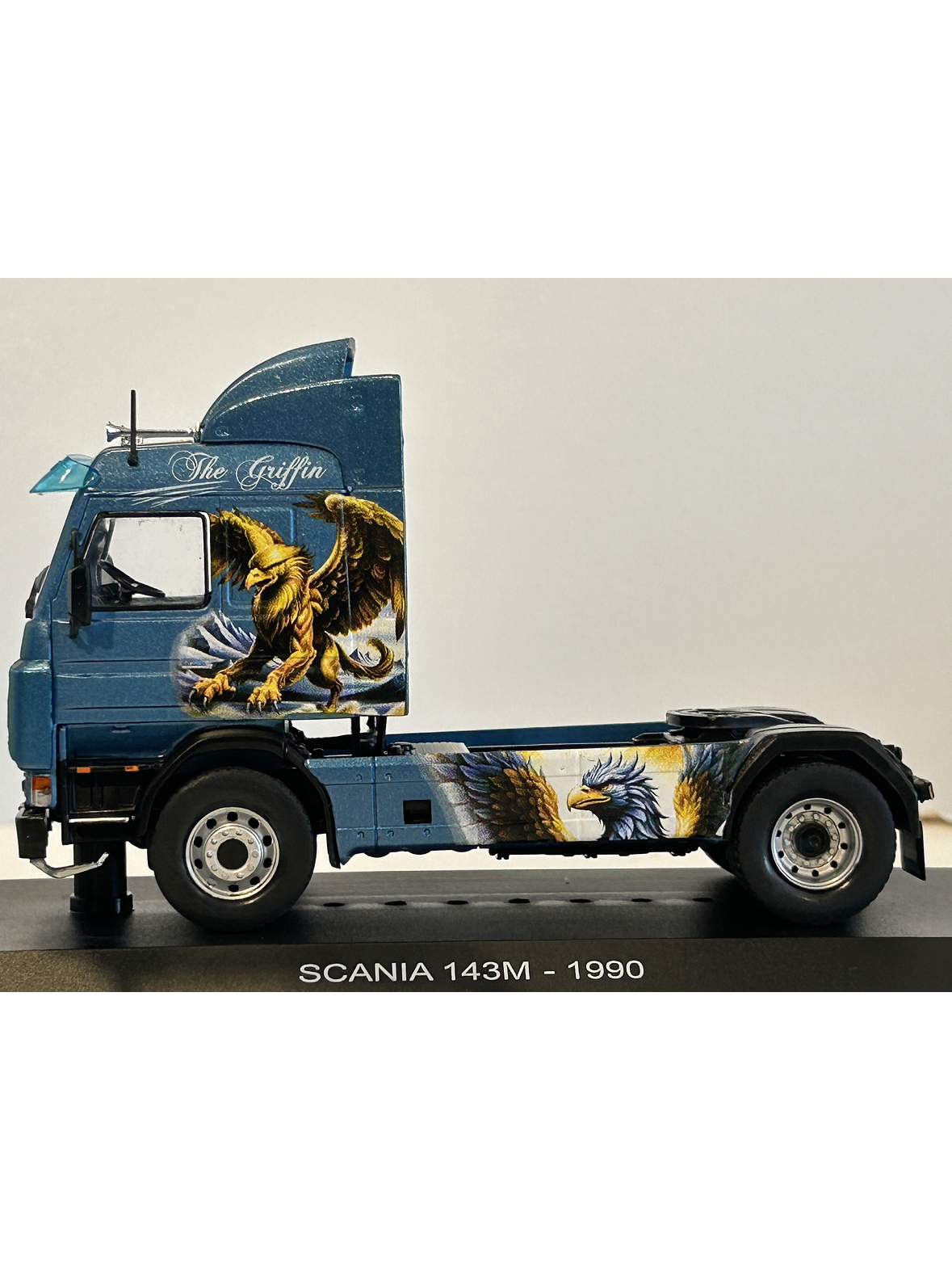 Scania 143M 500 “The Griffin” 1990 1:43 Hachette – Camión V8 sueco tuning de colección  9