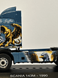 Scania 143M 500 “The Griffin” 1990 1:43 Hachette – Camión V8 sueco tuning de colección  - Miniatura 9
