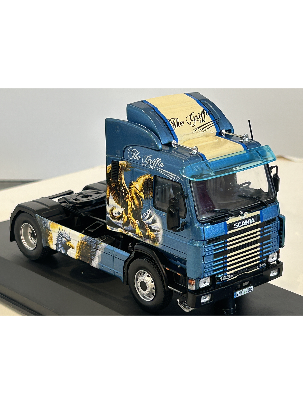 Scania 143M 500 “The Griffin” 1990 1:43 Hachette – Camión V8 sueco tuning de colección  5