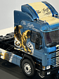 Scania 143M 500 “The Griffin” 1990 1:43 Hachette – Camión V8 sueco tuning de colección  - Miniatura 5