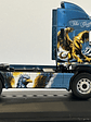 Scania 143M 500 “The Griffin” 1990 1:43 Hachette – Camión V8 sueco tuning de colección  - Miniatura 4