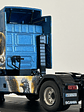 Scania 143M 500 “The Griffin” 1990 1:43 Hachette – Camión V8 sueco tuning de colección  - Miniatura 6