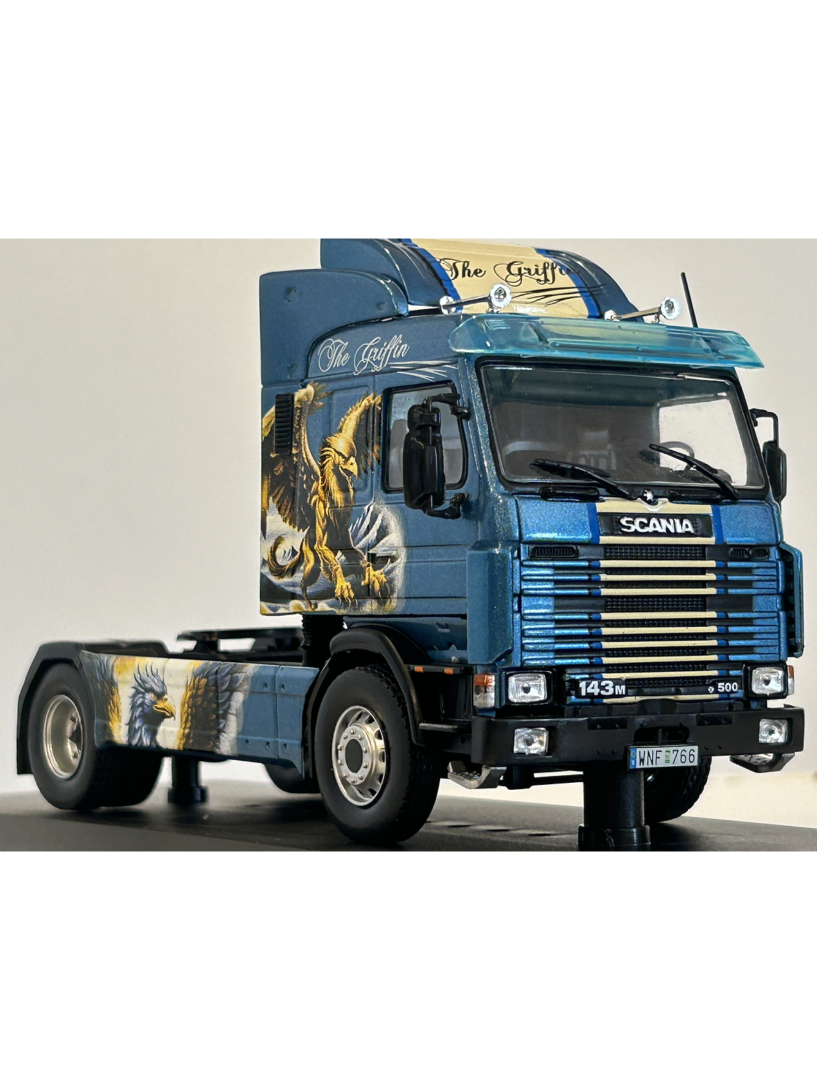 Scania 143M 500 “The Griffin” 1990 1:43 Hachette – Camión V8 sueco tuning de colección  3