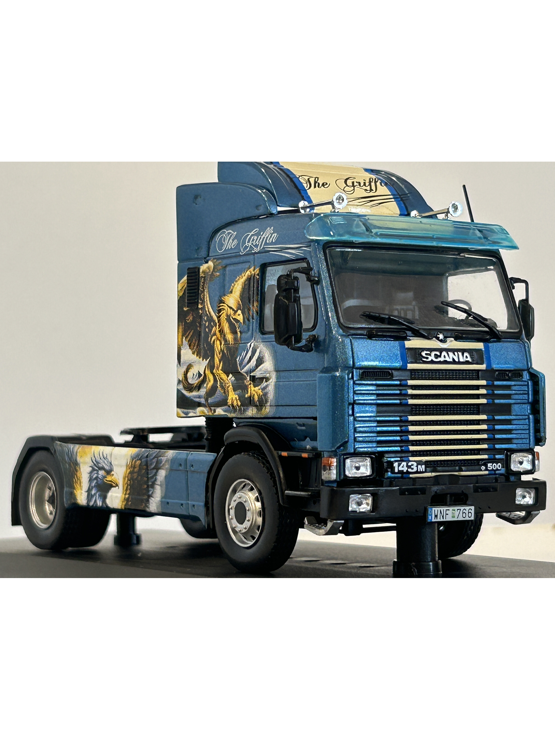 Scania 143M 500 “The Griffin” 1990 1:43 Hachette – Camión V8 sueco tuning de colección  3