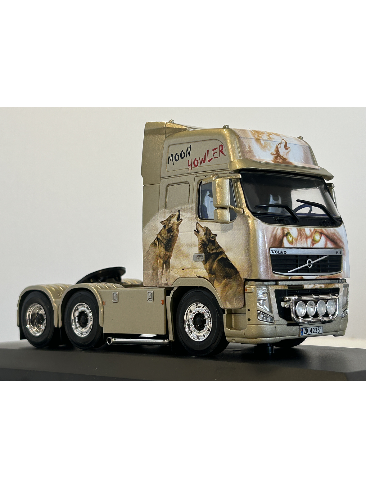 Volvo FH16 2003 “Moon Howler” 1:43 Hachette – Camión sueco tuning con lobos aullando a la luna  7
