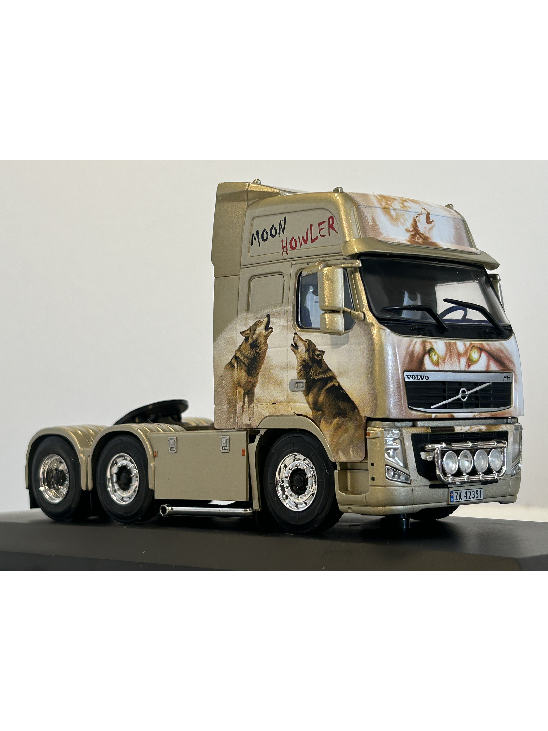 Volvo FH16 2003 “Moon Howler” 1:43 Hachette – Camión sueco tuning con lobos aullando a la luna  7