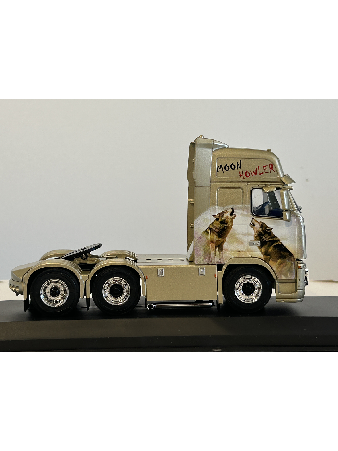 Volvo FH16 2003 “Moon Howler” 1:43 Hachette – Camión sueco tuning con lobos aullando a la luna  8