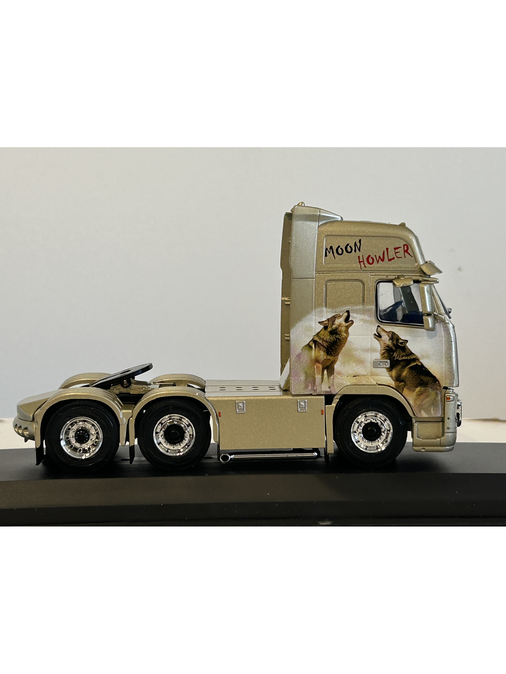 Volvo FH16 2003 “Moon Howler” 1:43 Hachette – Camión sueco tuning con lobos aullando a la luna  8