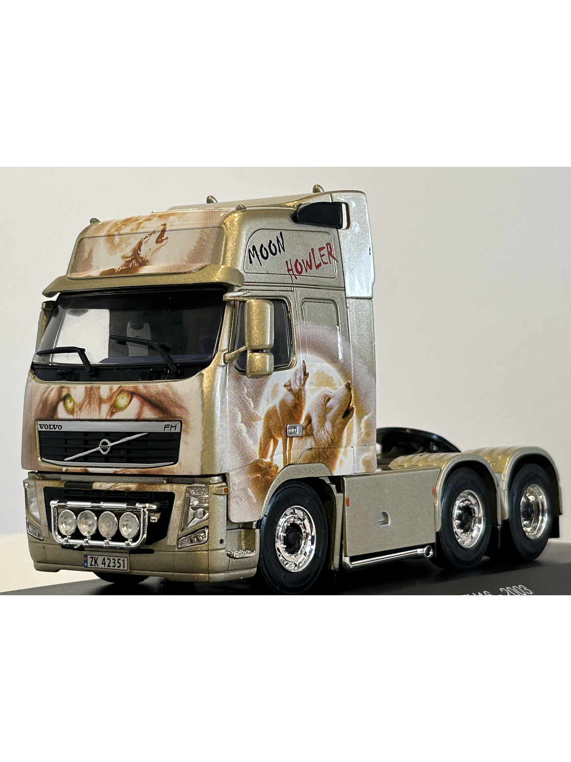 Volvo FH16 2003 “Moon Howler” 1:43 Hachette – Camión sueco tuning con lobos aullando a la luna  1