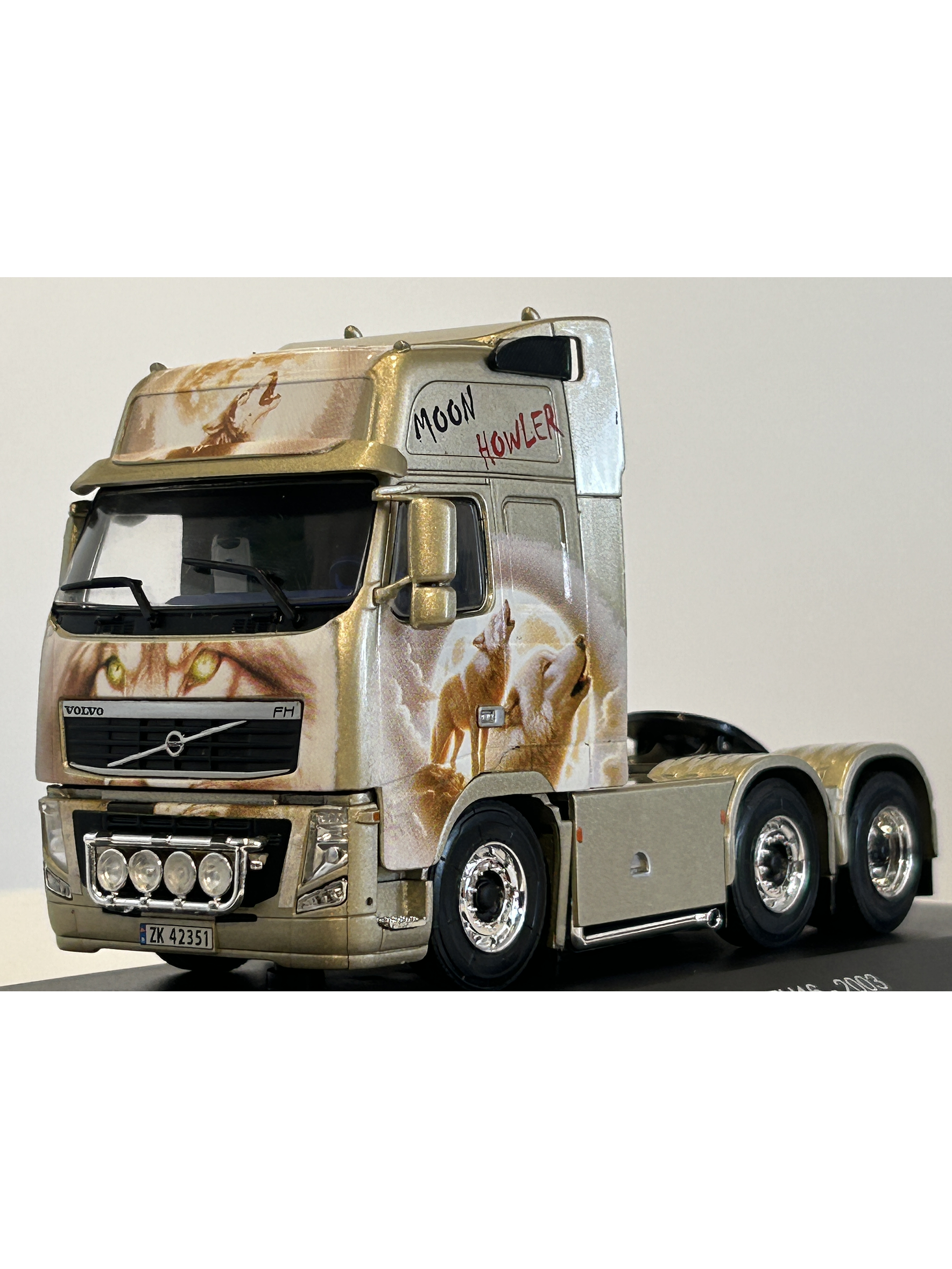 Volvo FH16 2003 “Moon Howler” 1:43 Hachette – Camión sueco tuning con lobos aullando a la luna  1