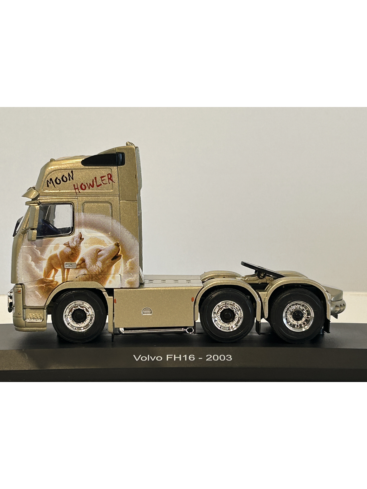Volvo FH16 2003 “Moon Howler” 1:43 Hachette – Camión sueco tuning con lobos aullando a la luna  9
