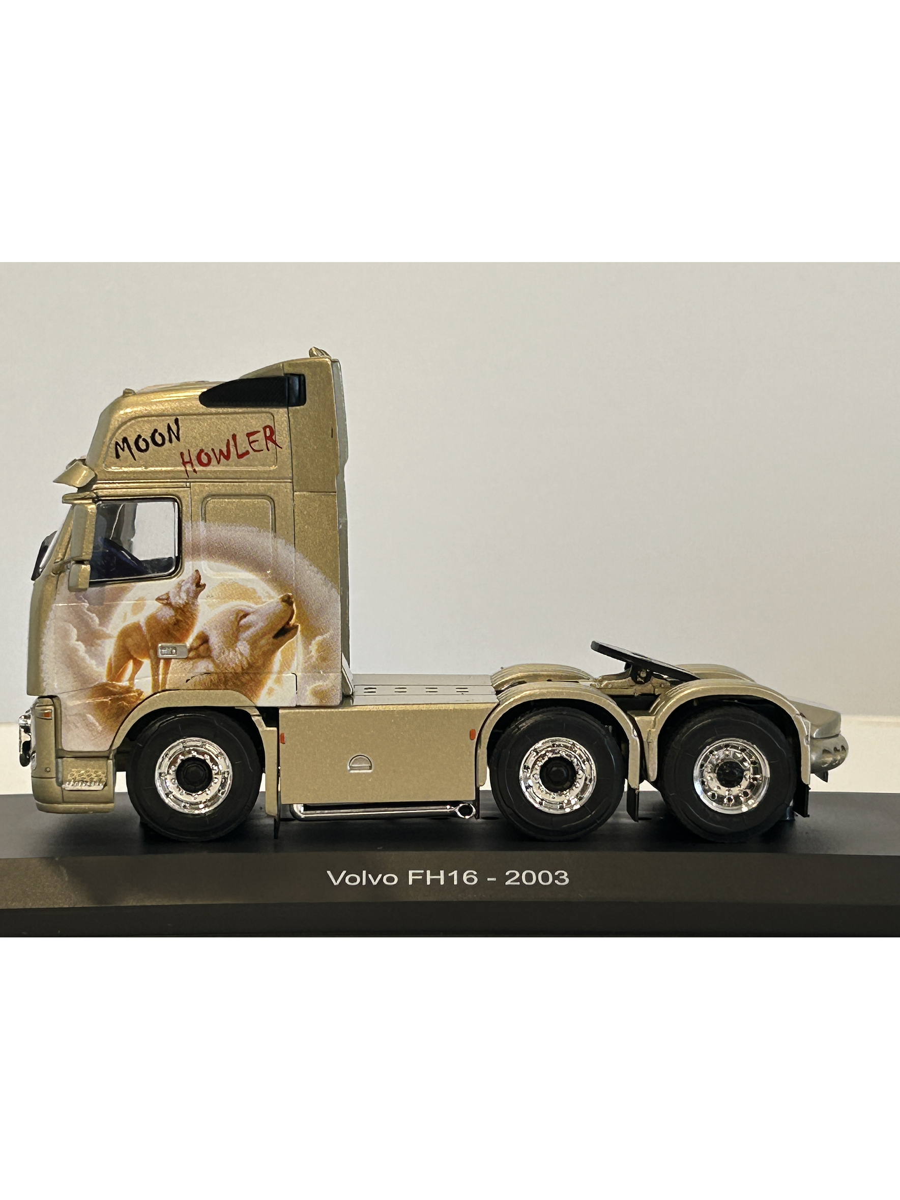 Volvo FH16 2003 “Moon Howler” 1:43 Hachette – Camión sueco tuning con lobos aullando a la luna  9