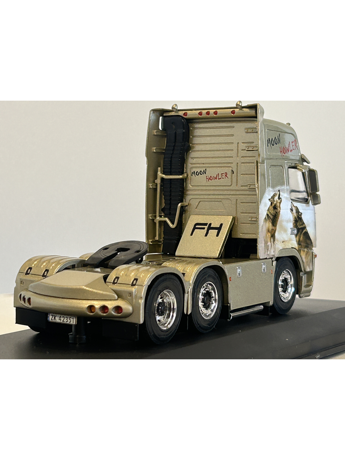 Volvo FH16 2003 “Moon Howler” 1:43 Hachette – Camión sueco tuning con lobos aullando a la luna  5