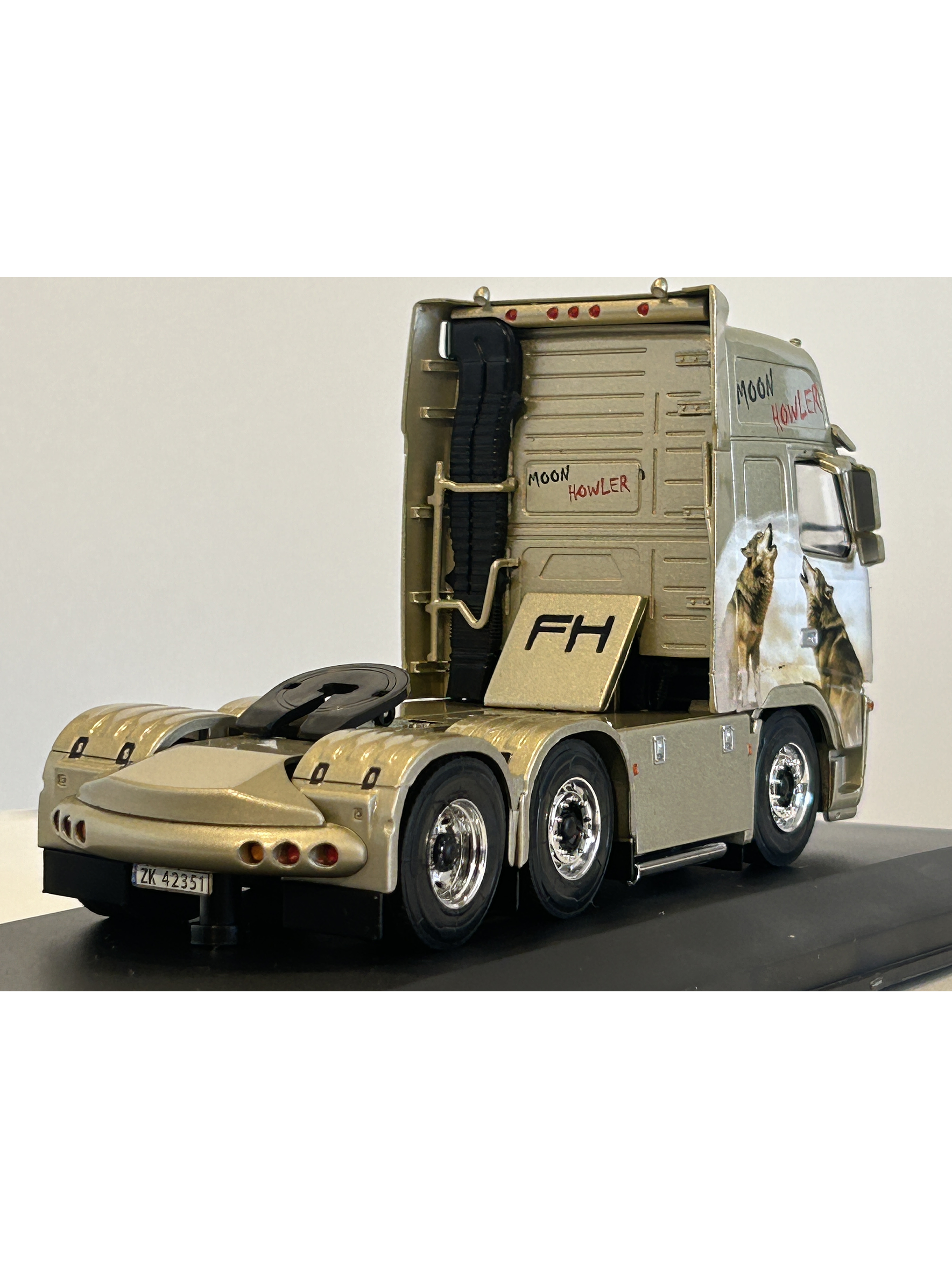 Volvo FH16 2003 “Moon Howler” 1:43 Hachette – Camión sueco tuning con lobos aullando a la luna  5