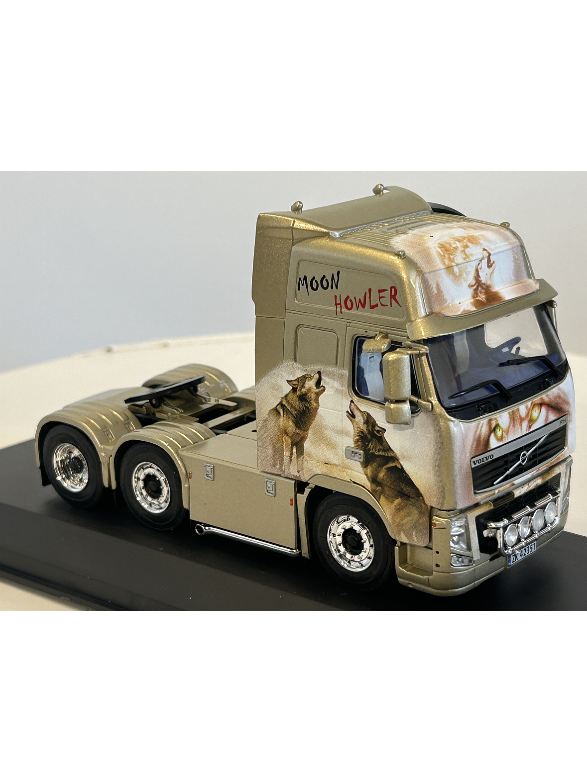 Volvo FH16 2003 “Moon Howler” 1:43 Hachette – Camión sueco tuning con lobos aullando a la luna  2