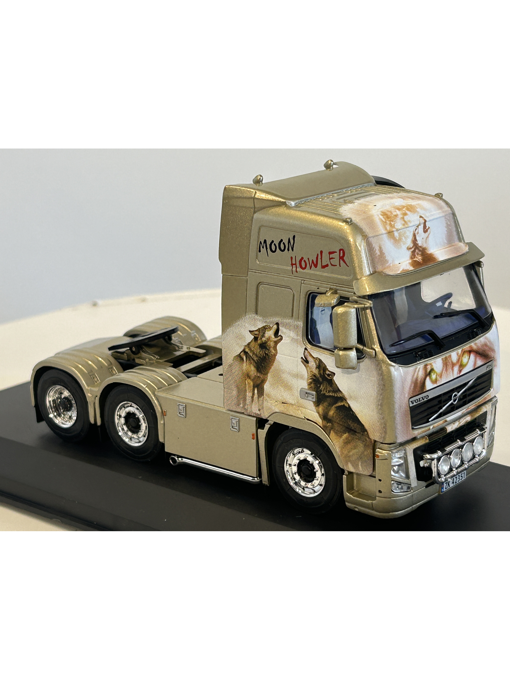 Volvo FH16 2003 “Moon Howler” 1:43 Hachette – Camión sueco tuning con lobos aullando a la luna  2