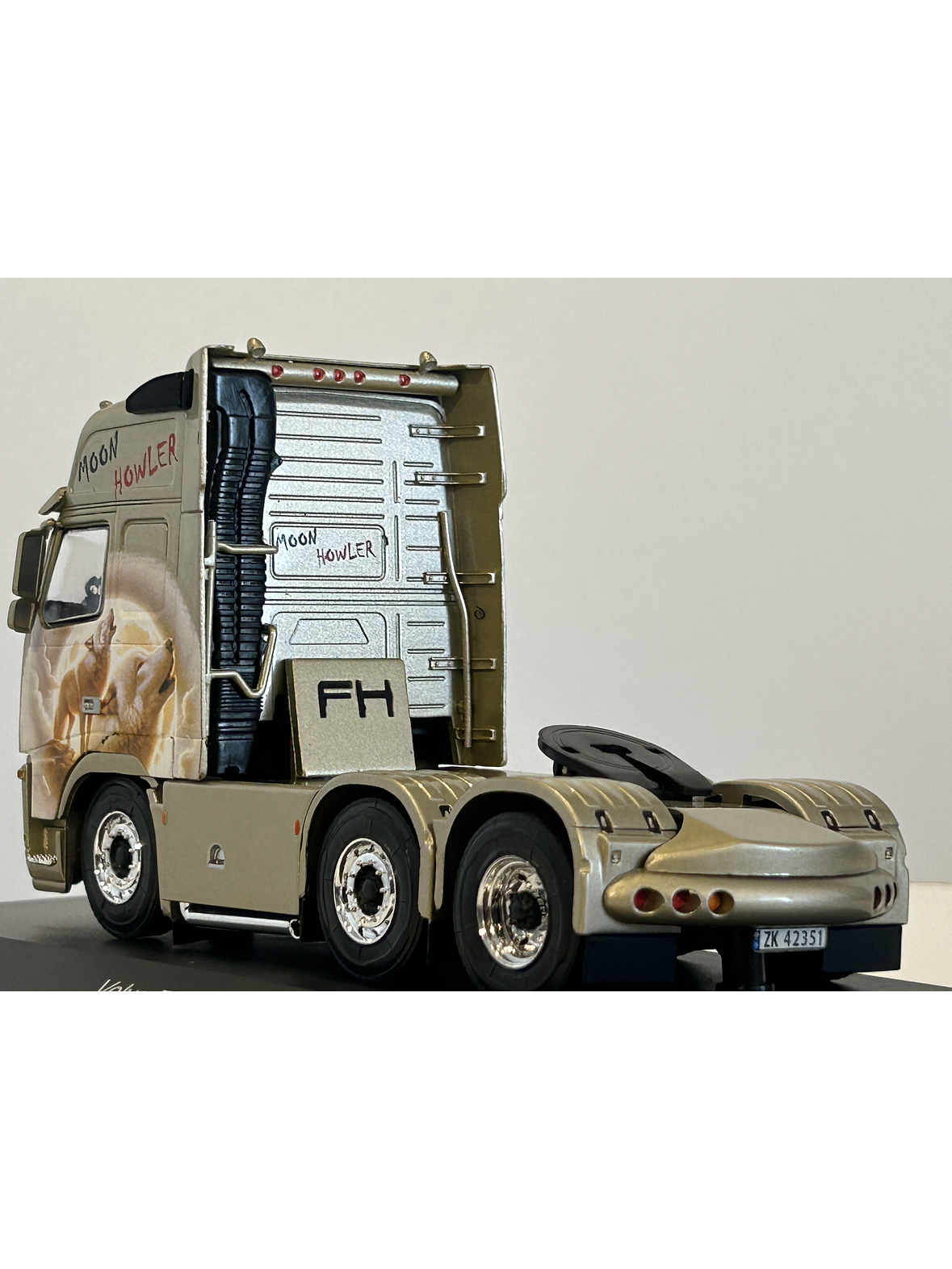 Volvo FH16 2003 “Moon Howler” 1:43 Hachette – Camión sueco tuning con lobos aullando a la luna  6