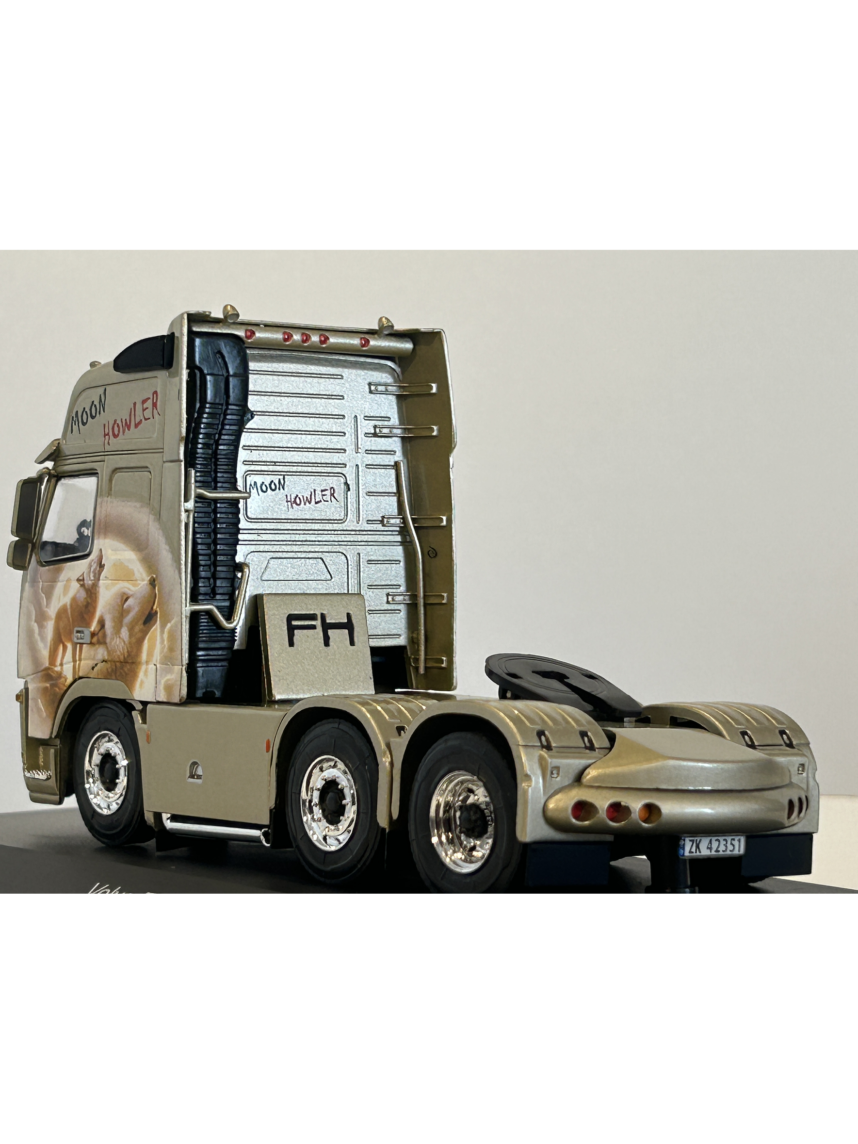 Volvo FH16 2003 “Moon Howler” 1:43 Hachette – Camión sueco tuning con lobos aullando a la luna  6