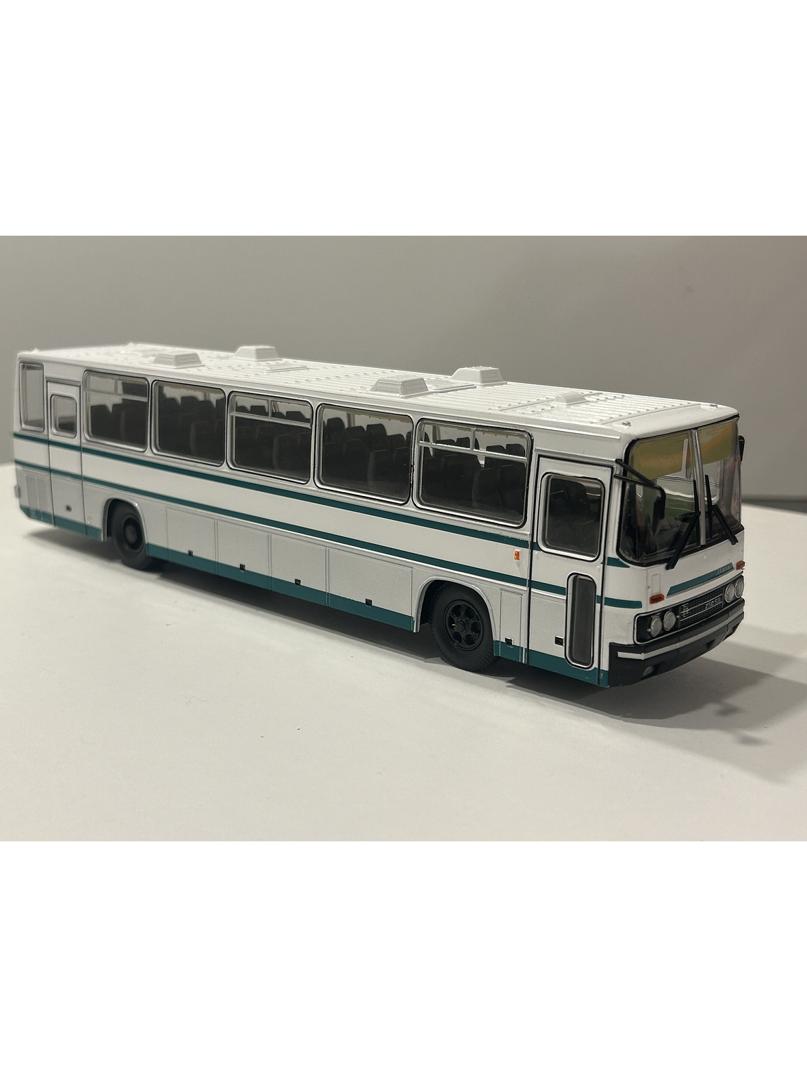 Ikarus 250.59 Premium ClassiXXs 1:43 blanco/verde – Bus interurbano húngaro clásico de colección  6