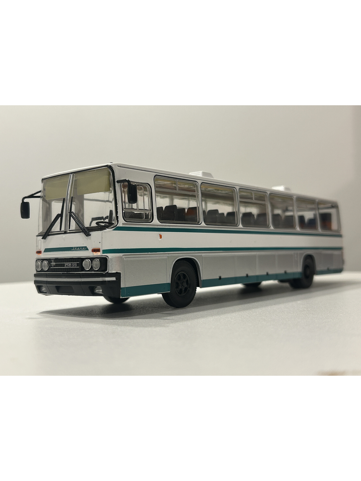 Ikarus 250.59 Premium ClassiXXs 1:43 blanco/verde – Bus interurbano húngaro clásico de colección  1