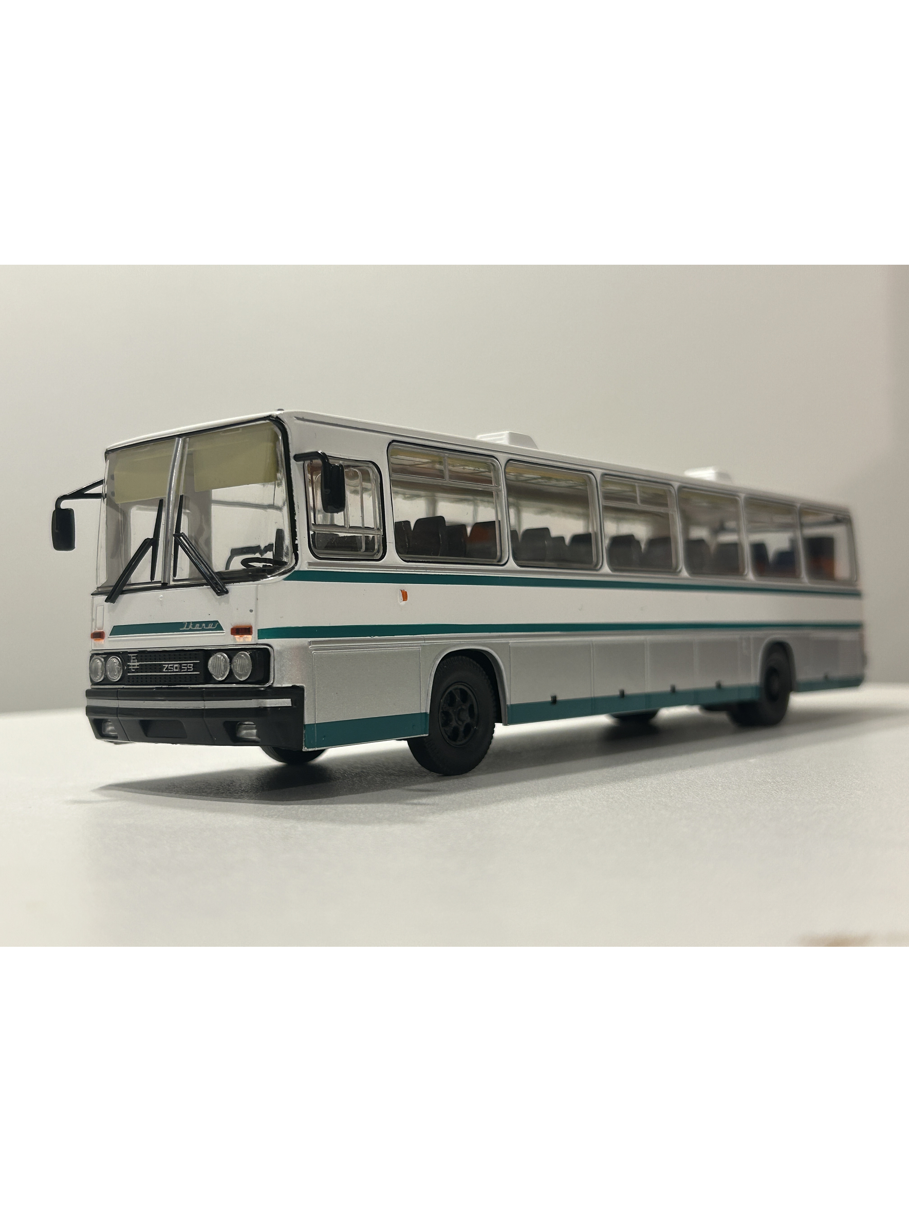 Ikarus 250.59 Premium ClassiXXs 1:43 blanco/verde – Bus interurbano húngaro clásico de colección  1