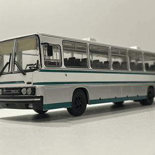 Ikarus 250.59 Premium ClassiXXs 1:43 blanco/verde – Bus interurbano húngaro clásico de colección 