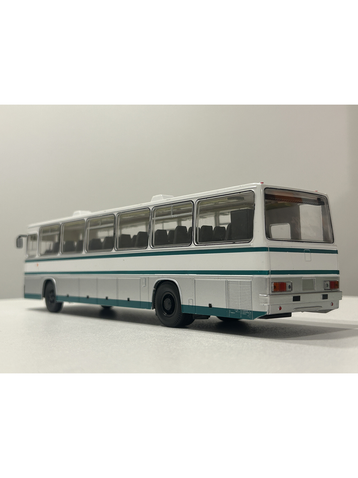 Ikarus 250.59 Premium ClassiXXs 1:43 blanco/verde – Bus interurbano húngaro clásico de colección  9