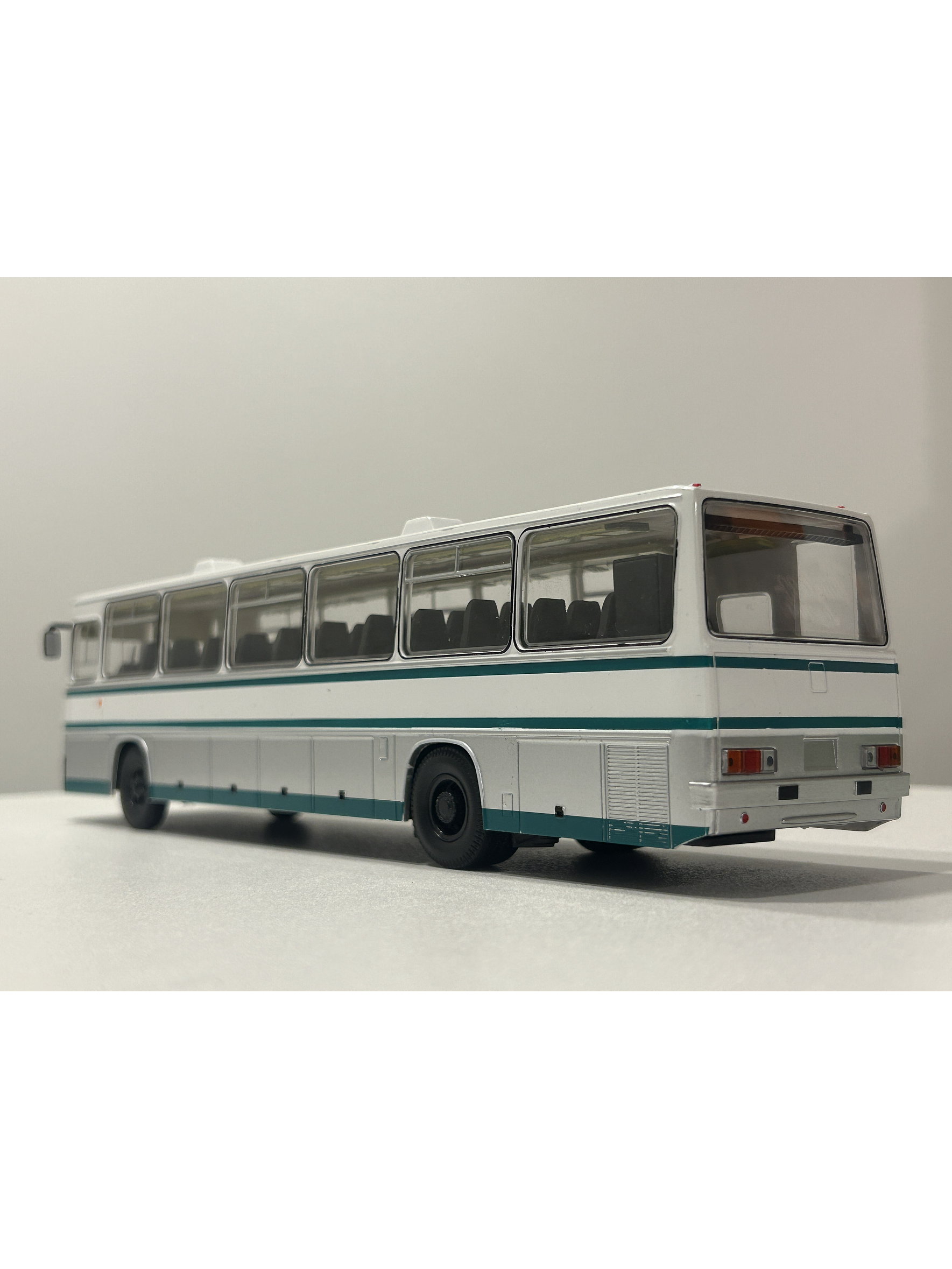 Ikarus 250.59 Premium ClassiXXs 1:43 blanco/verde – Bus interurbano húngaro clásico de colección  9