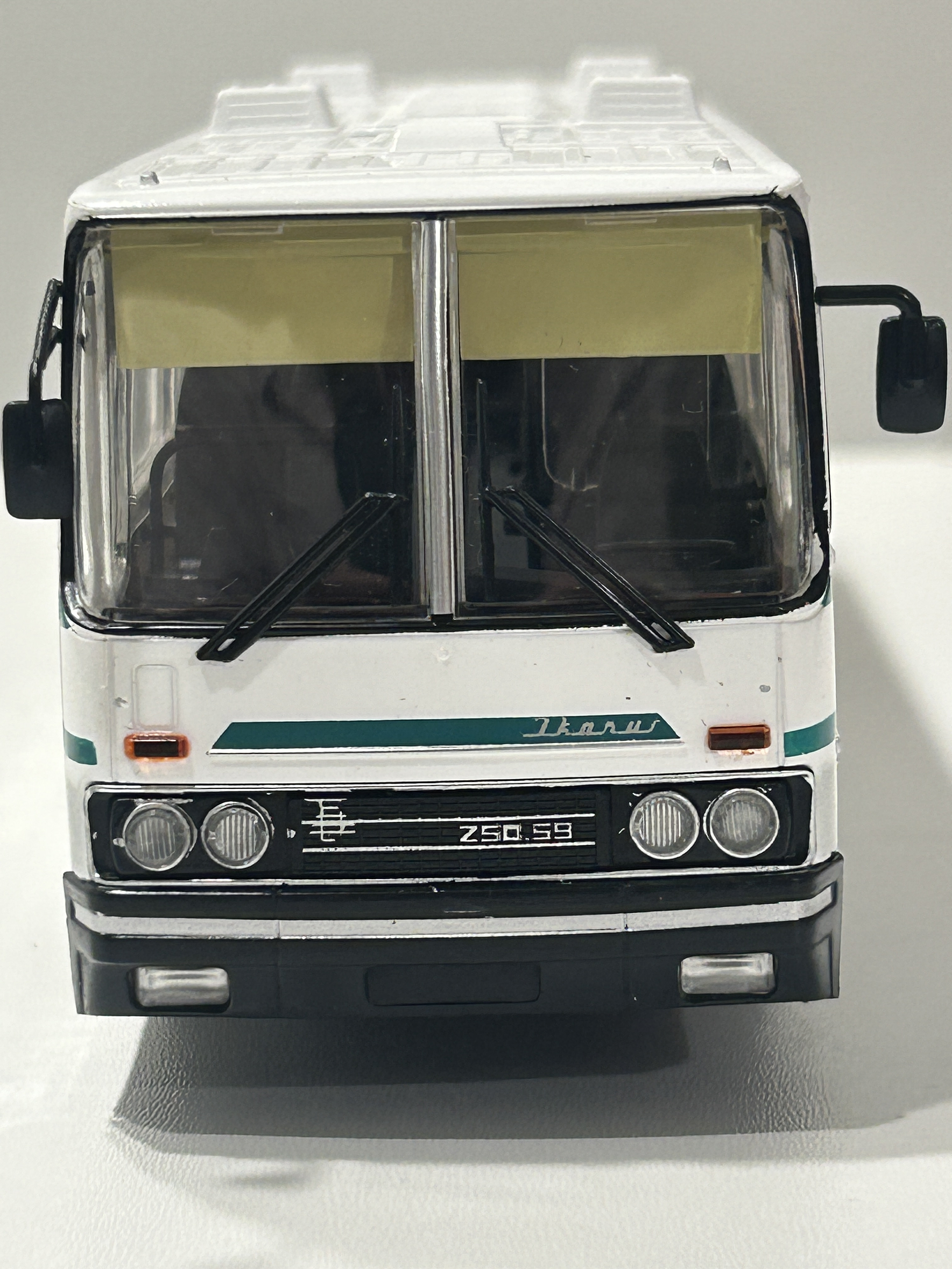 Ikarus 250.59 Premium ClassiXXs 1:43 blanco/verde – Bus interurbano húngaro clásico de colección  2