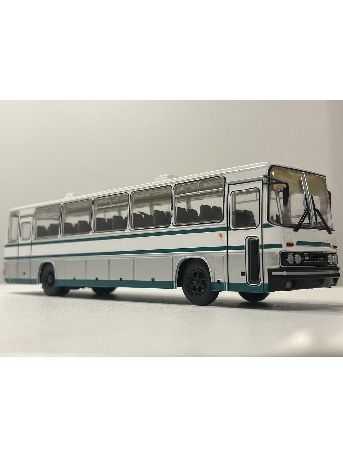 Ikarus 250.59 Premium ClassiXXs 1:43 blanco/verde – Bus interurbano húngaro clásico de colección  3